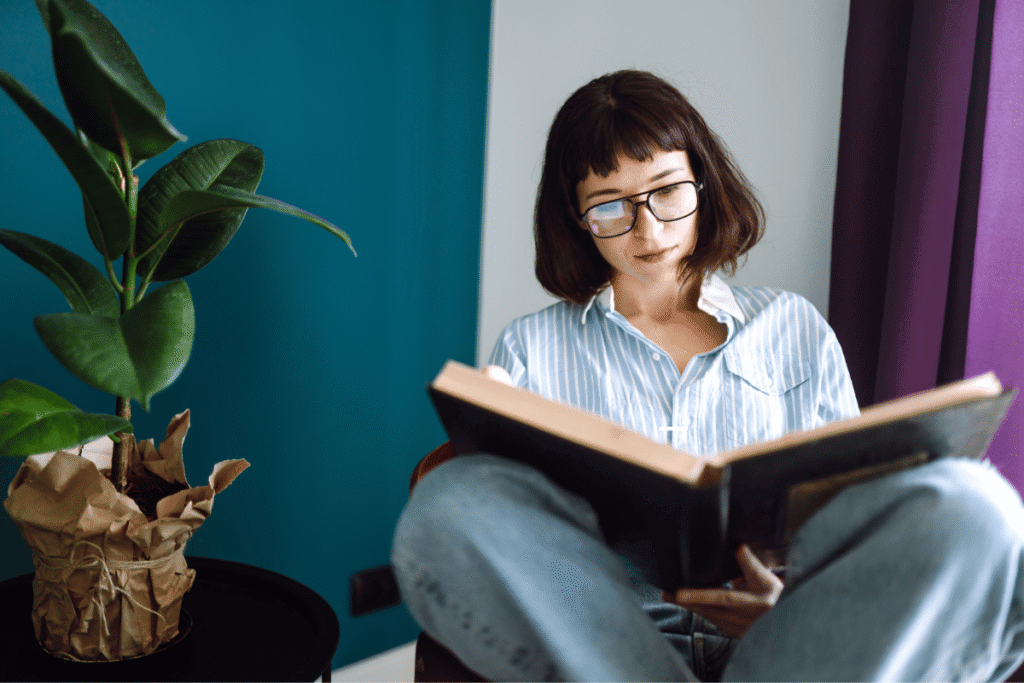 Femme qui lit dans la section comprendre ce qu'est l'expertise digitale.